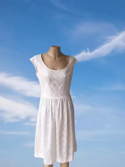 La robe blanche brodée taille 38